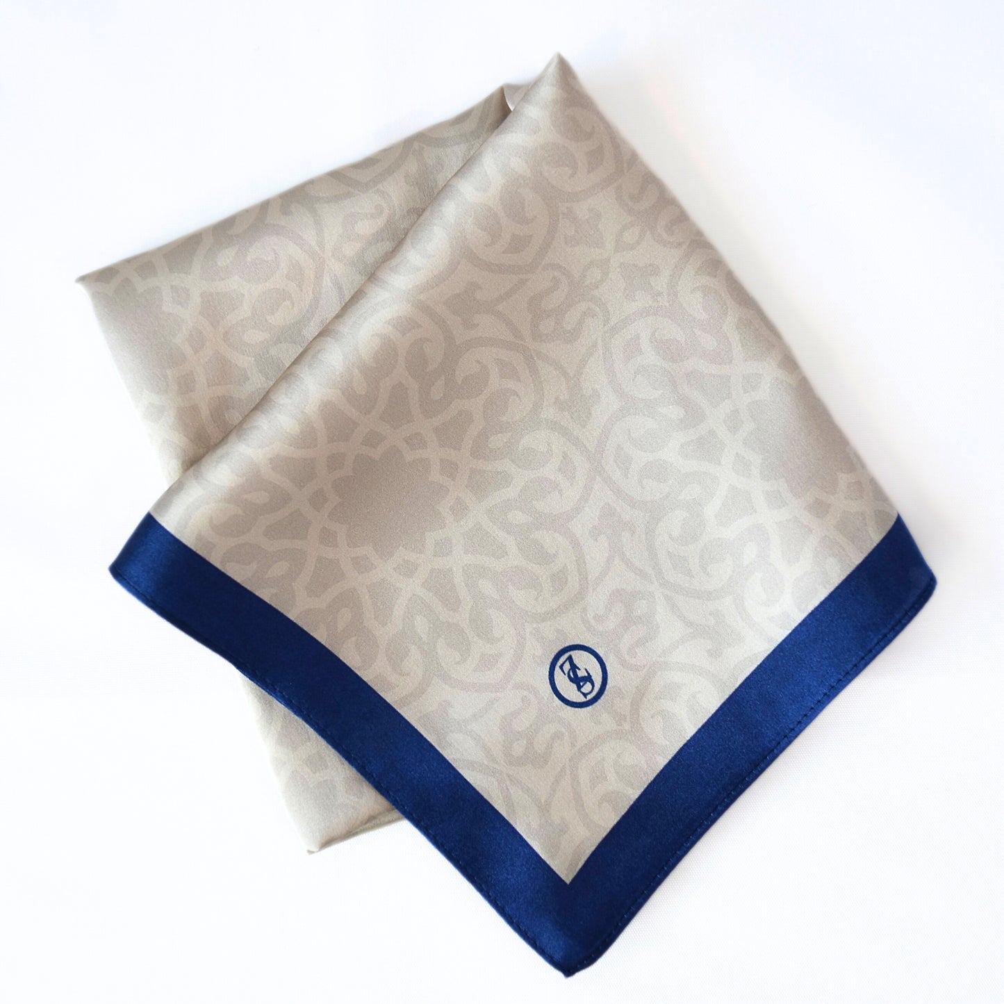 Tuch Seidensatin ORNAMENTAL GRACE 65/65 blau/perlweiß - ZESA-SILK
