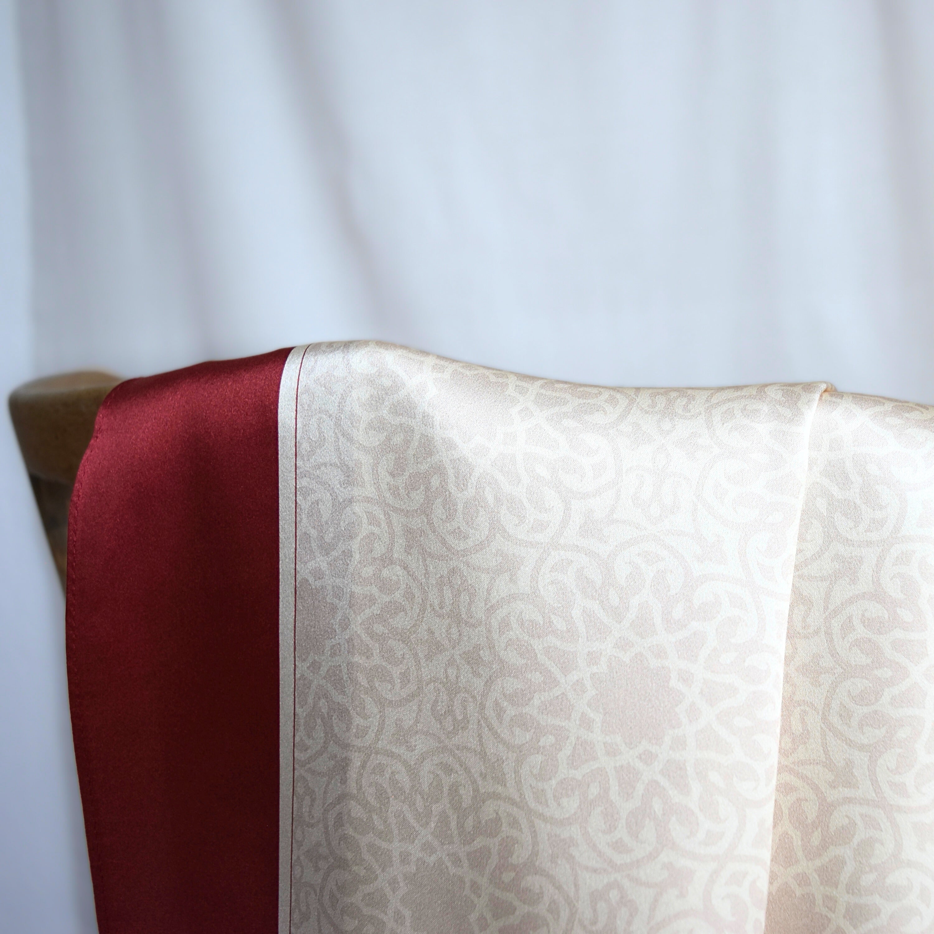 Minimalistisches Seidentuch 65x180 cm aus 100% Seidensatin - cremeweiß/ rot