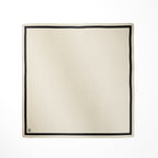 Quadratisches Seidentuch mit minimalistischem Design