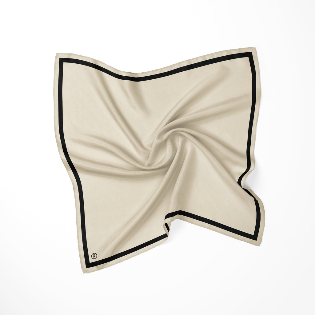 Zeitlose Seide in creme-weiß mit schwarzem geometrischem Rahmen