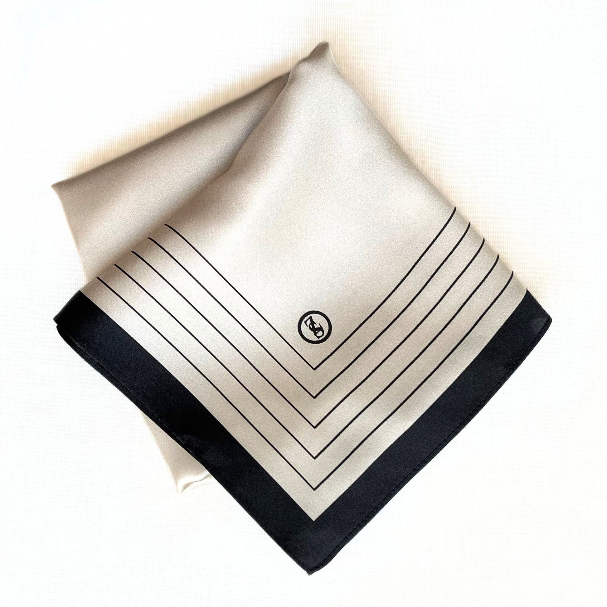 Seidenaccessoire für Business-Look in schwarz-weiß